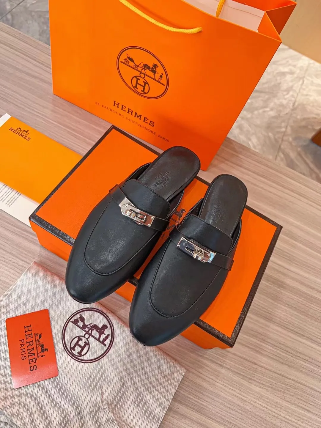 👟👟Ex-factory price 480👟👟 Women's Shoes Women's Clothing 2023 Product Hermes' new genuine handmade shoes, purely handmade, a must-collect item! The perfect holiday accessory! Our pursuit of quality products is always the best! Don't give in! Comfort and originality, not following trends, and not deliberately expressing oneself are the consistent pursuits of Hermes and its fans!  [Material] ✅Upper: Hermers original calfskin ✅Foot pads: Made of imported original fabric with 5D color printing ✅Outsole: Italian genuine leather outsole (pursuing top walking comfort) [Number of yards] 35-42 [Packaging] With original packaging
